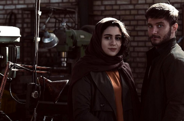 ژست صمیمی «نغمه و فریبا» در پشت صحنه سریال از سرنوشت؛ سال ۱۴۰۱ 