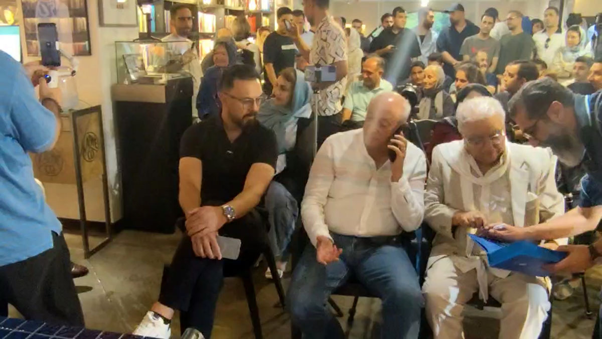 حضور فریبا و پاشازاده و مردم در مراسم رونمایی از کتاب آبی آنتیک